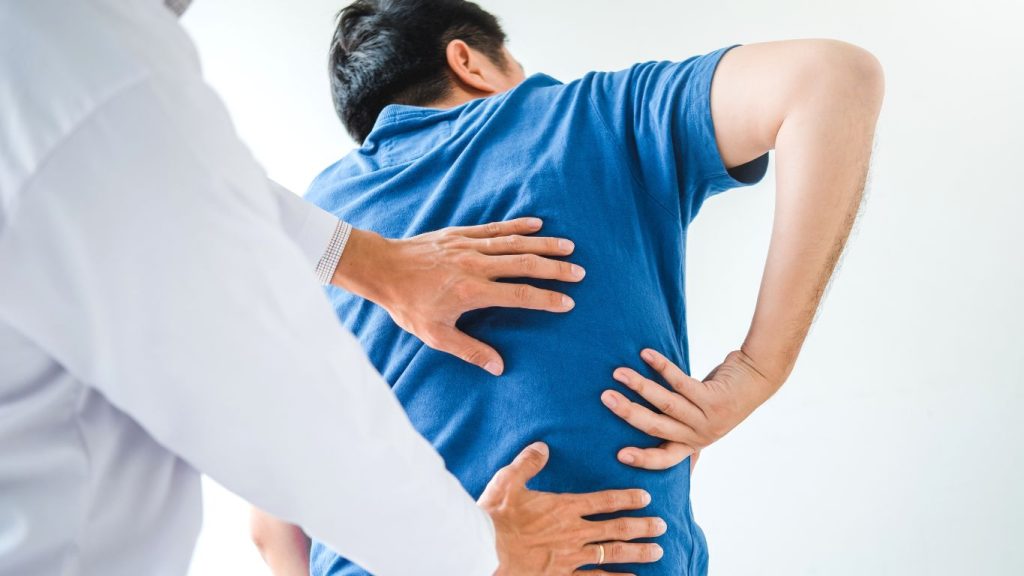 When to See a Spine Specialist: 7 Red Flags You Shouldn’t Ignore